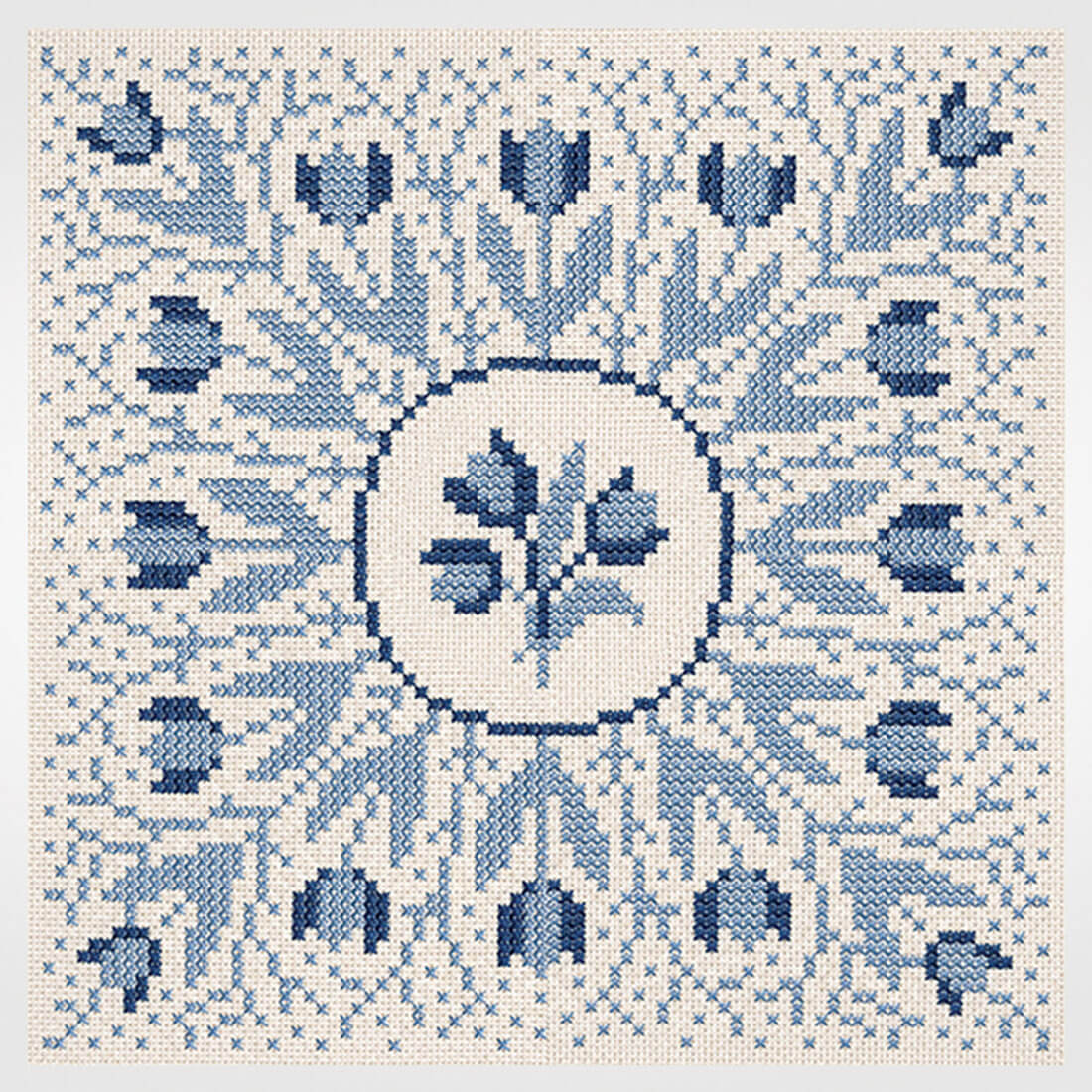 17-3601,05 Blomster og grene - mellemlægsserviet - Gerda Bengtsson (GB)