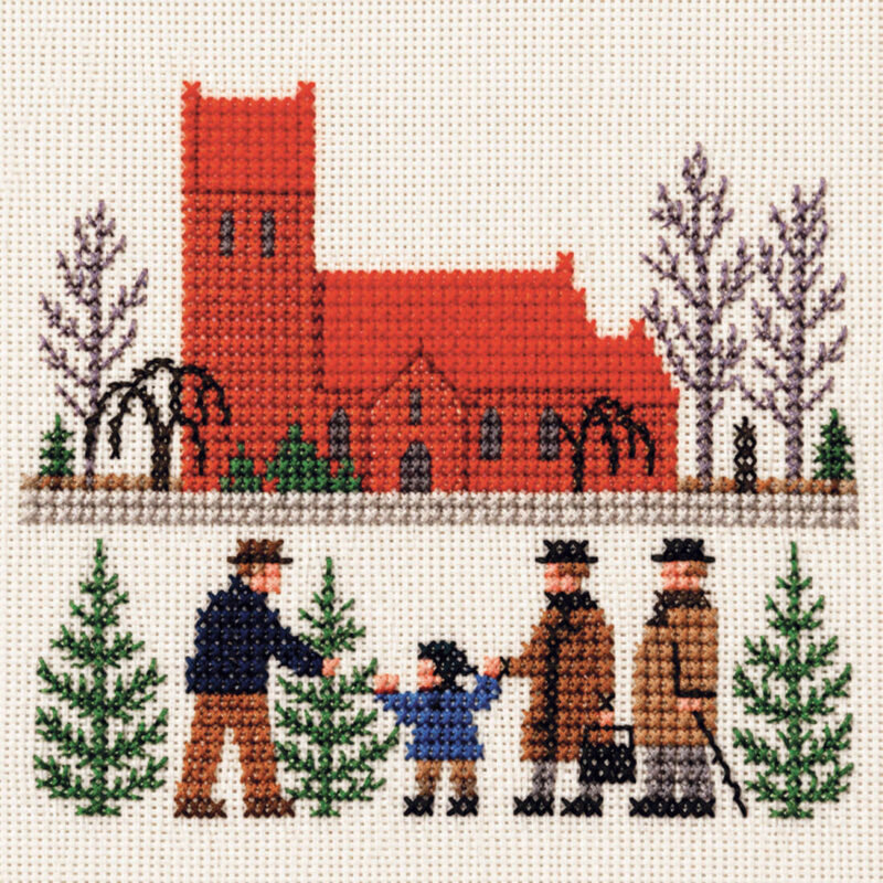 17-5143 Kirke - mellemlægsserviet - Gerda Bengtsson (GB) er et broderikit fra Haandarbejdets Fremme med rød kirke, små figurer og vintergrønt.