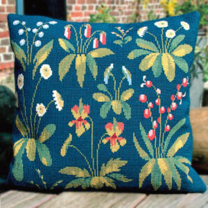 20-3284,01 Blomster på blå bund - pude - Gerda Bengtsson (GB)
