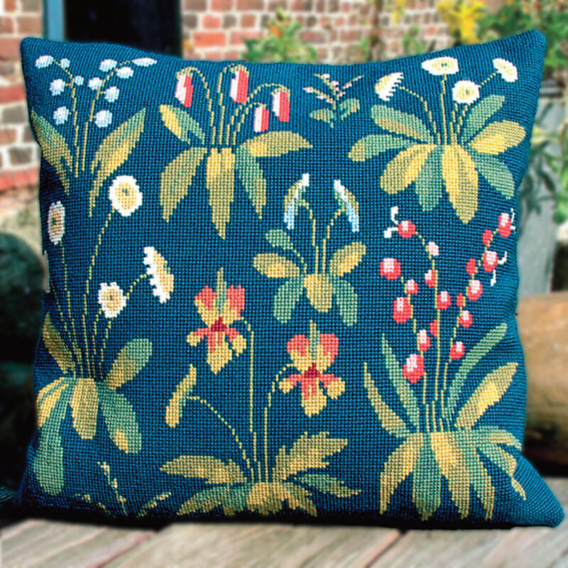 20-3284,01 Blomster på blå bund - pude - Gerda Bengtsson (GB)