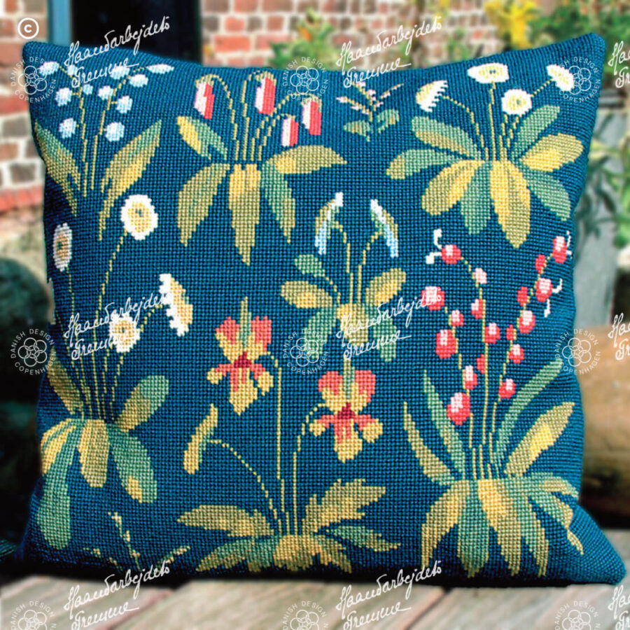 20-3284,01 Blomster på blå bund - pude - Gerda Bengtsson (GB)