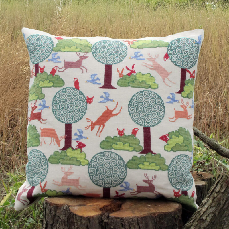 20-6936 Skovens dyr og spiraltræer - pude - Marianne Thornberg (MT)