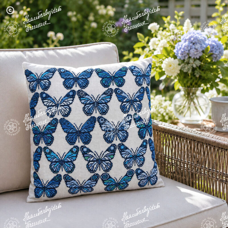 20-6989 Blå og grønne sommerfugle - pude - Marianne Thornberg (MT)