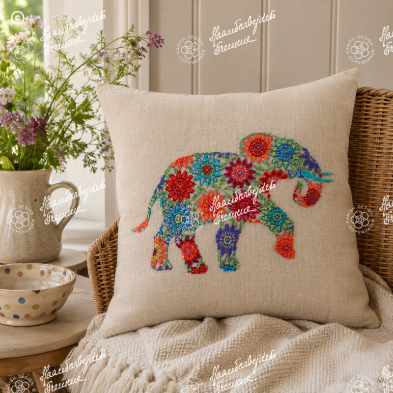 20-6999 Farverig elefant - pude - Marianne Thornberg (MT)