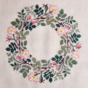 17-3323,06 Vild rose - mellemlægsserviet - Gerda Bengtsson (GB)