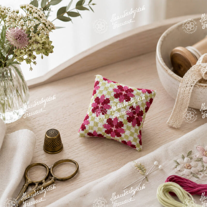 19-7146,1 Små blomster - pink nålepude - Haandarbejdets Fremme (HF)