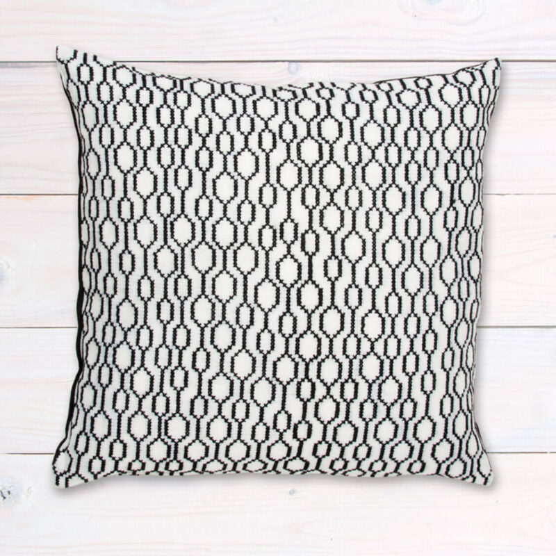 K1:10 – cushion – by reneé