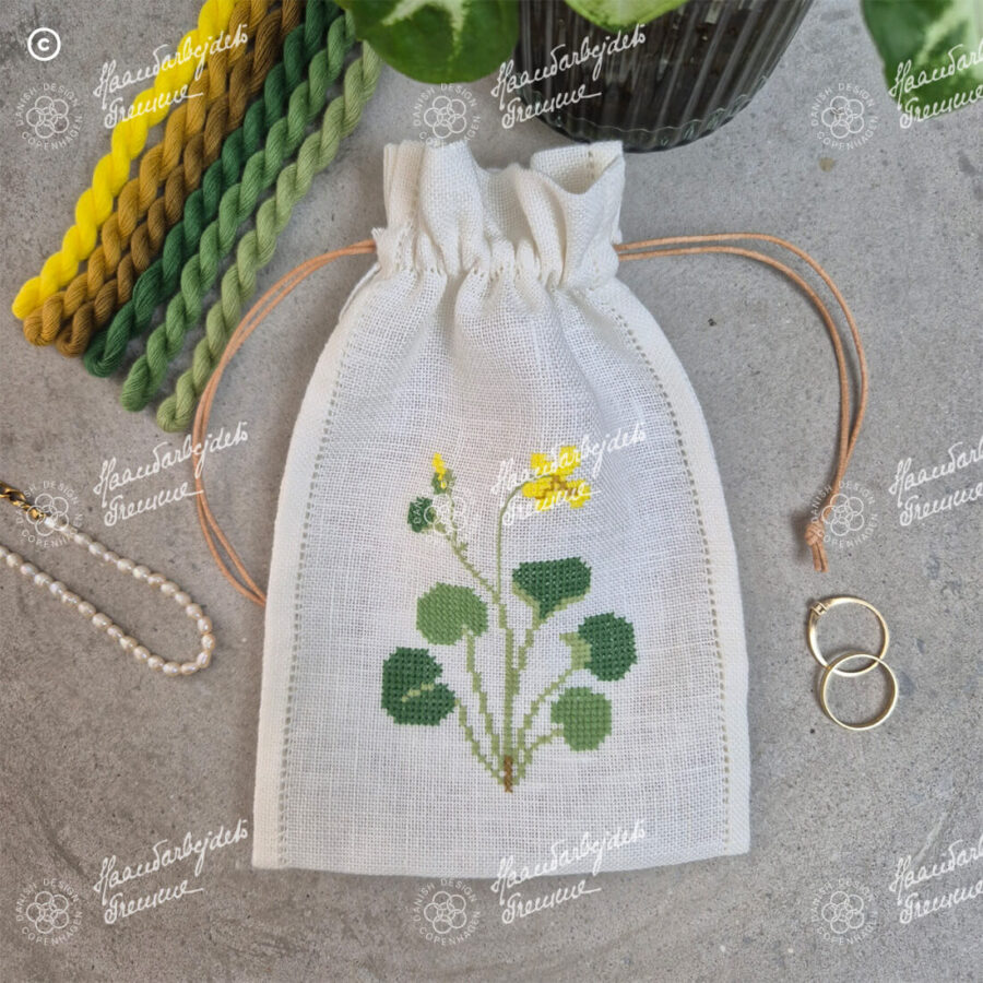 12-6261-10B Fjeld viol - pose - Gerda Bengtsson (GB)